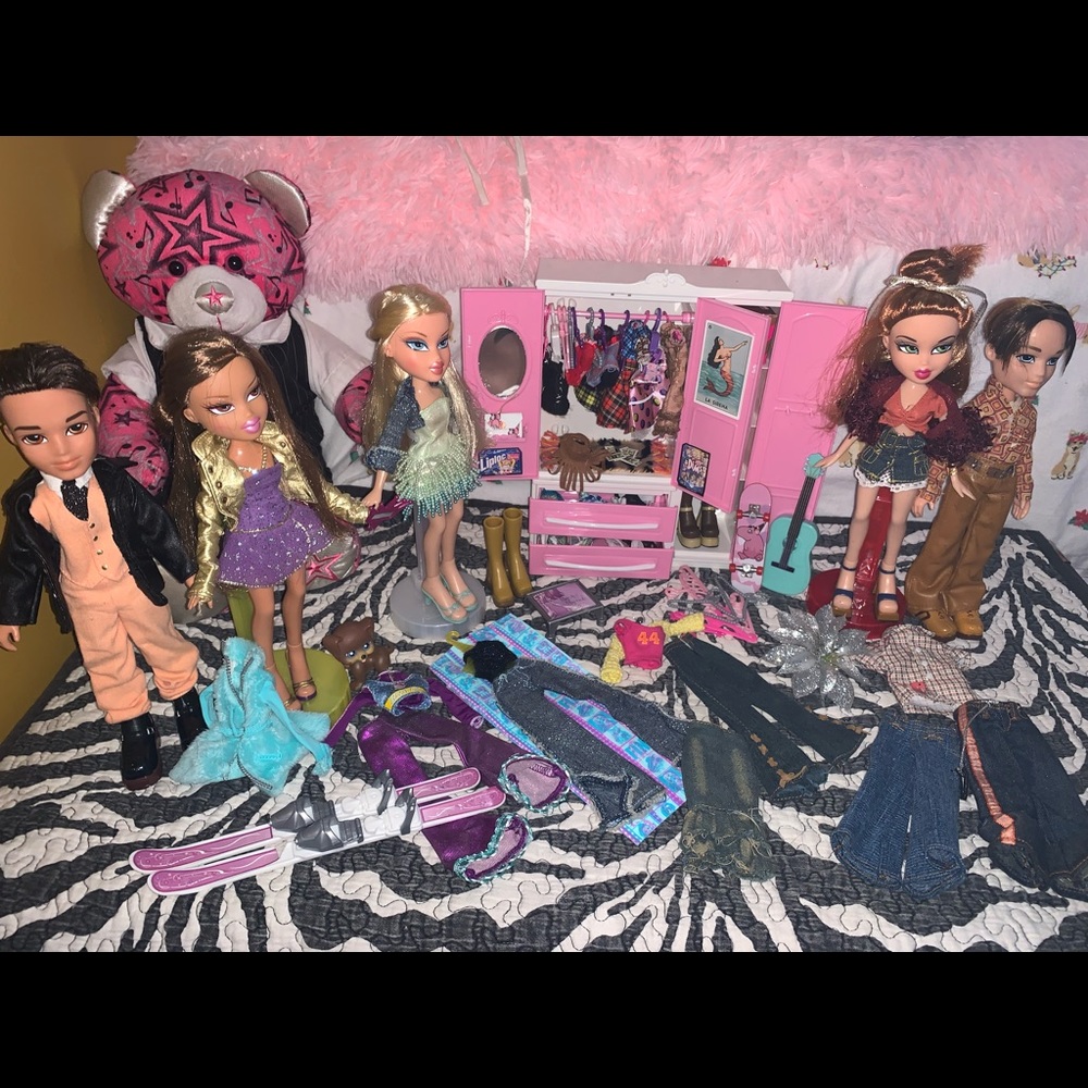 SOLD bratz dolls, fashions, accessories lot.
